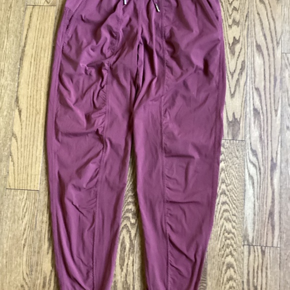 Lululemon, Dance Studio jogger, high rise, garnet colour size 6 - Picture 1 of 8